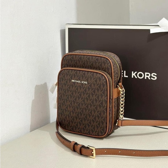 Jet Set Travel Medium Logo Crossbody Bag - Picture 3 of 4